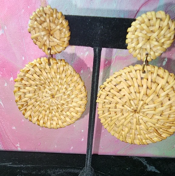 ❄️ 3/$10 WEAVE STRAW DOUBLE DISC BOHO RATTAN DANGLE EARRINGS - Picture 2 of 4